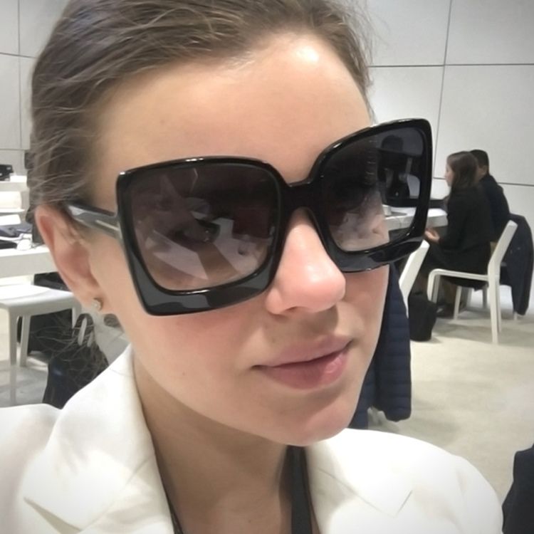 Envelopper Les Lunettes De Soleil Minces En Résine Pour Femmes