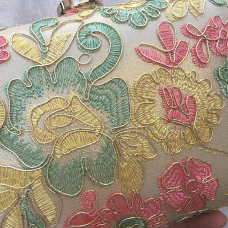 Pochette De Soirée À Motif De Dentelle Brodée Gracieuse