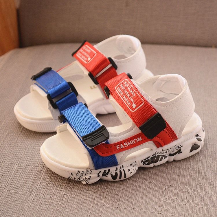 Chaussures De Bébé À Bout Ouvert Et Blocs De Couleur