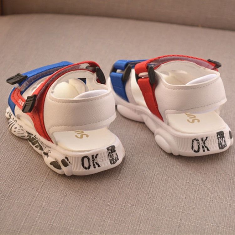 Chaussures De Bébé À Bout Ouvert Et Blocs De Couleur