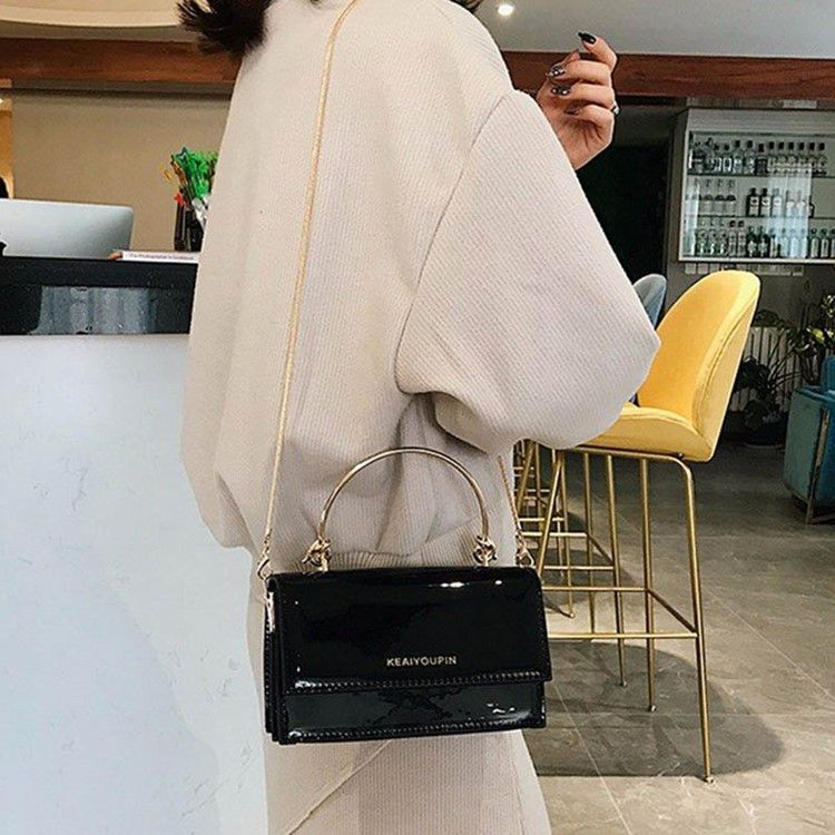 Sac En Cuir Verni Avec Chaîne En Pu