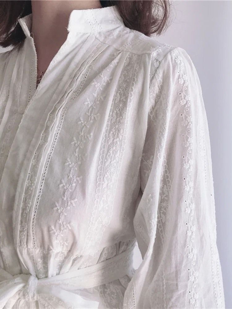 Robe Blanche Trapèze À Manches Longues À Lacets Au-dessus Du Genou Pour Femmes